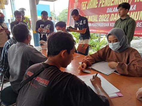 Puluhan Sopir Bus Menjalani Tes Urine Di Terminal Bunder Gresik Tell