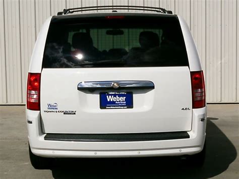 2008 White Chrysler Town Country Ltd