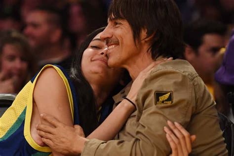Cantante de Red Hot Chili Peppers se divierte con su joven novia brasileña EL ESPECTADOR