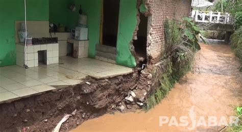 Dua Rumah Hancur Tertimpa Banjir Dan Longsor Di Kabupaten Bandung