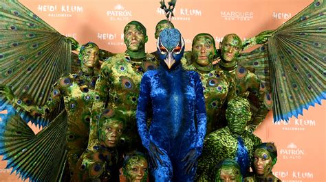 Heidi Klum Vuelve A Triunfar Con Su Disfraz De Halloween Un Pavo Real