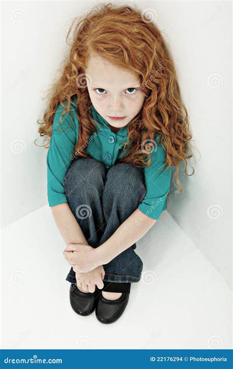 Enfant Triste Inqui T De Fille En Se Reposant Dans Le Coin Photo Stock