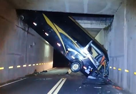 V Deo Nibus Que Caiu De Viaduto E Deixou Feridos Em Sp Estava