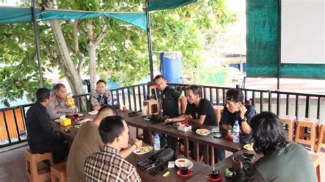 Ngopi Bareng Awak Media Wakapolres Ketapang Ajak Jaga Kamtibmas Jelang