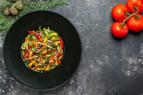 Vista Superior De Uma Saborosa Salada De Vegetais Em Superf Cie Escura