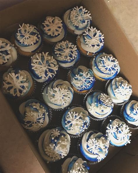 Winter Cupcakes W Royal Icing Snowflakes Winter Cupcakes Pretty