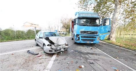 Zandobbio Incidente Tra Un Auto E Un Camion Due Bambini Coinvolti