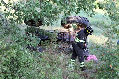 Anziano Di Anni Si Ribalta Con Il Trattore E Muore Schiacciato