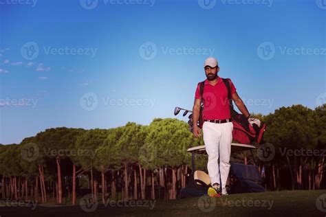 golfer walking and carrying golf bag 10872052 Stock Photo at Vecteezy