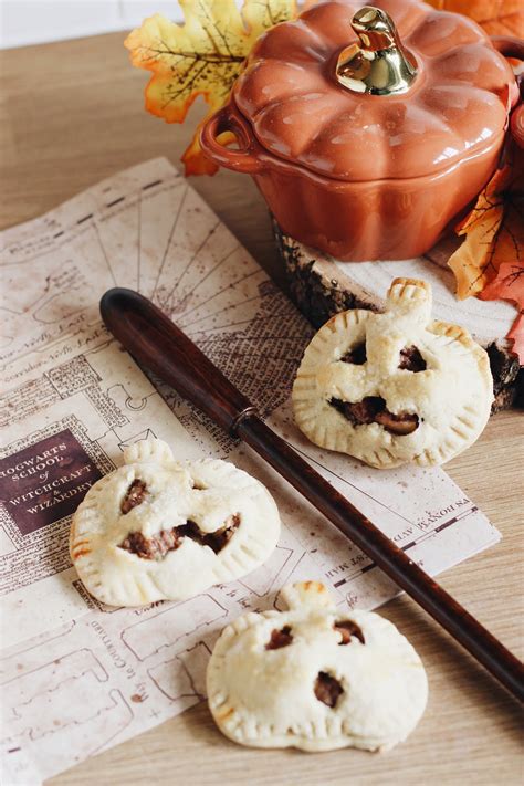 Pumpkin Shaped Mini Apple Pies | Pint Sized Beauty