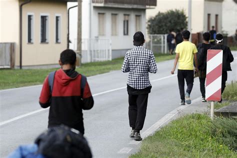 Slobodna Dalmacija Migranti Bje Ali Policiji Po Ulicama Karlovca U