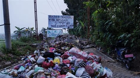 Kesal Pengelolaan Sampah Buruk Warga Blokade Jalan Akses Masuk Ke TPA