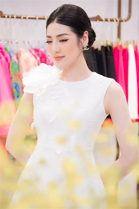 Lương Thùy Linh khoe body đồng hồ cát sexy với bikini Á hậu Hoàng Anh sành điệu với váy màu neon