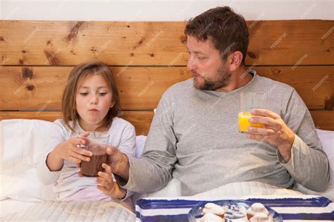 Vater Und Tochter Mit Frühstück Im Bett Kostenlose Foto