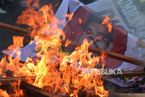 Kecewa Putusan Mk Massa Demonstran Bakar Atribut Aksi Di Kawasan