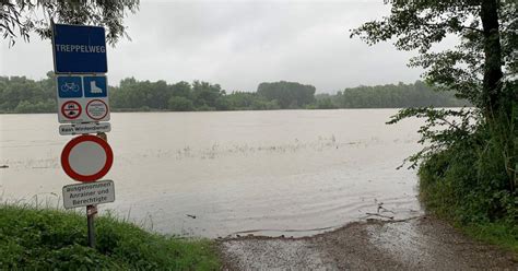 Hochwasser erreicht NÖ Feuerwehr baut Flutschutz an Donau auf