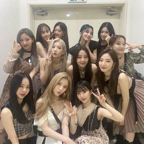 Pin by gay nerd III on LOOΠ 이달의 스녀 Cute couples hugging Olivia hye Kpop girls