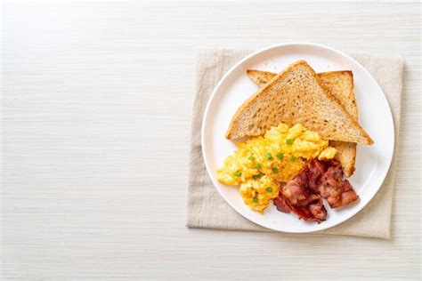 Premium Photo Scrambled Egg With Bread Toasted And Bacon