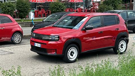 La Fiat Grande Panda se dévoile sur ces photos parée de rouge