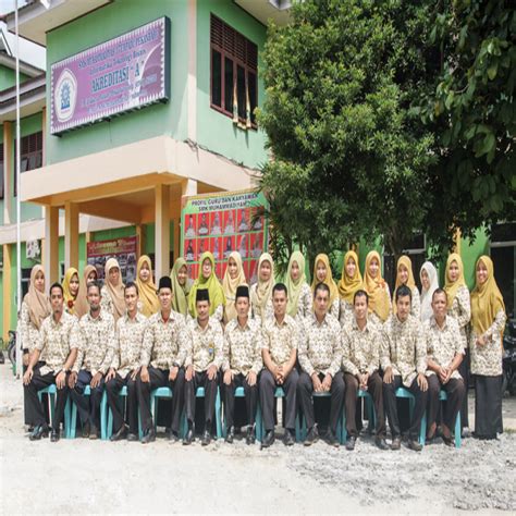 Guru Dan Staf SMK Muhammadiyah 3 Pekanbaru SMK Muhammadiyah 3 Terpadu