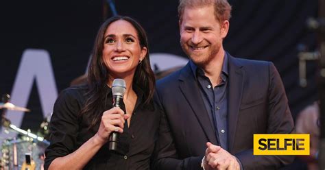 Meghan Markle Brilha Vestido Preto SELFIE