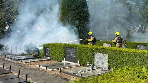 Brand Op Begraafplaats In Veen Haag Vat Vlam Tijdens Wegbranden Van