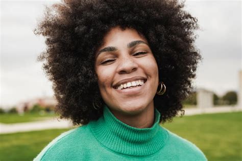 Feliz mulher latina sorrindo para a câmera ao ar livre Foto Premium