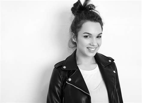 Portrait De Jeune Belle Femme Brune Fille Modèle Avec Maquillage Nude Portant Des Vêtements De