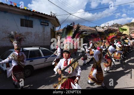 Los Juerguistas Que Visten Trajes Tradicionales Bailan Durante El