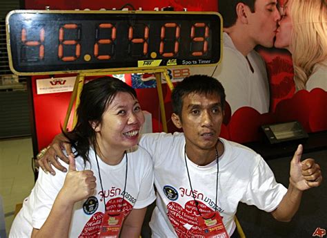 Longest Kiss: Thai Couple breaks Guinness world record (VIDEO)