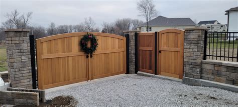 Festive Driveway Gate - 360 Yardware