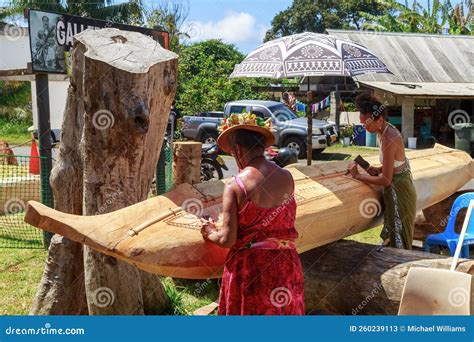 Women Carving a Ceremonial Canoe, Rarotonga, Cook Islands Editorial Stock Photo - Image of ...