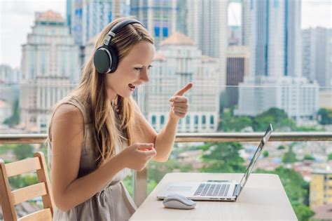 Mujer Joven Ense A Un Idioma Extranjero O Aprende Un Idioma Extranjero