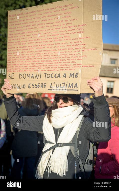 Roma Italia De Noviembre De Una Mujer Muestra Un Cartel Con