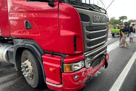 Carro Capota E Fica Preso Em Valeta Ap S Ser Atingido Por Carreta Que