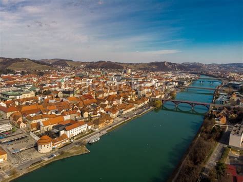 Maribor Von Oben Stadtansicht Am Ufer Des Flu Verlaufes Der Drau In