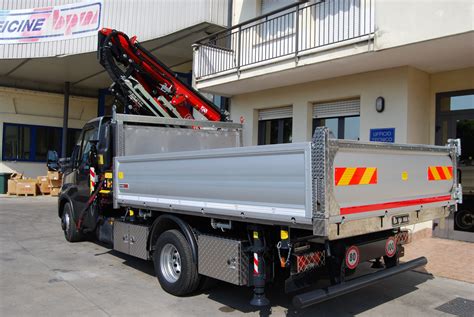 CASSONE RIBALTABILE TRILATERALE Con GRU FASSI F90B 2 23 Su IVECO DAILY