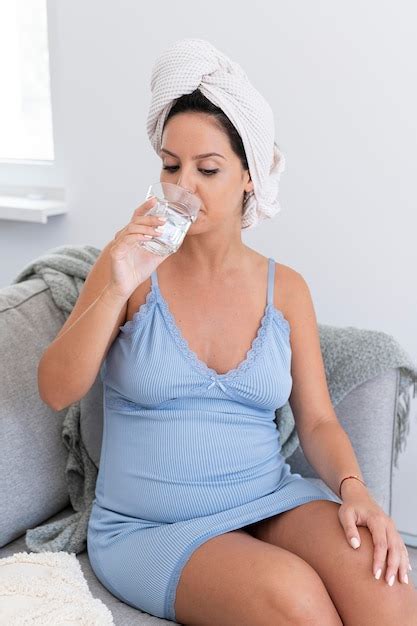 Tiro Medio Mujer Embarazada Agua Potable Foto Gratis