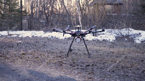 Un Helic Ptero Con Engranajes De Aterrizaje Volando Hacia El Suelo En