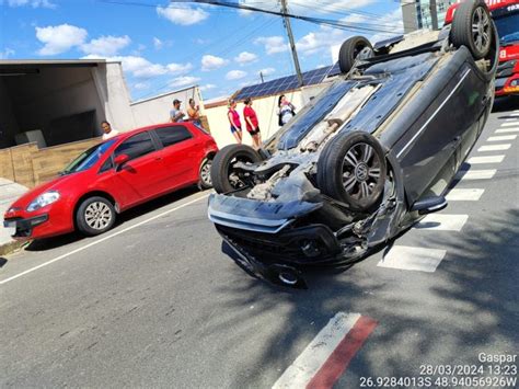 Motorista Colide Em Carro Estacionado E Ve Culo Acaba Capotando Em