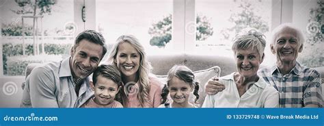 Familia Multi De La Generación Que Se Sienta En El Sofá En Sala De