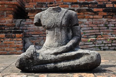 Ancienne Statue De Bouddha Assis Dans Le Vieux Temple De Tha Lande