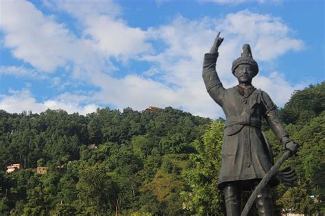 President offers wreath at Prithvi Narayan Shah statue | Nepalnews