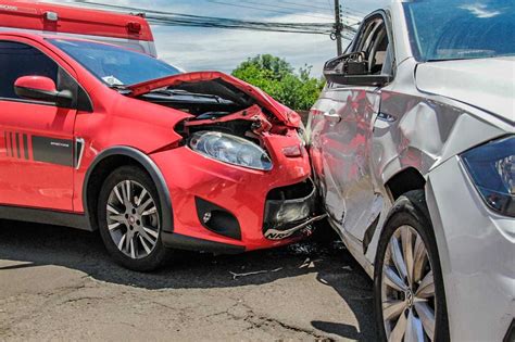 Batida Entre Carros Em Cruzamento Sem Sinaliza O Deixa Duas Mulheres