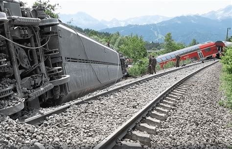 Treno Deraglia Morti E Feriti Gravi Il Video Della Tragedia