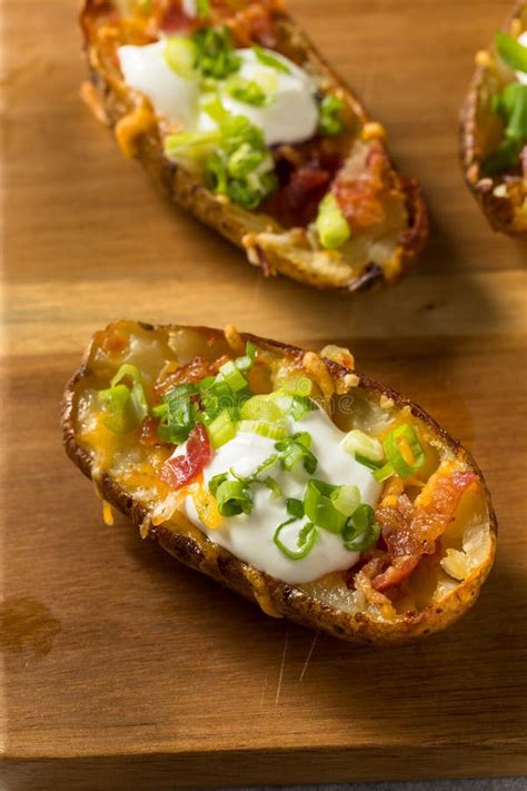 Peles De Batata Fritas Carregadas Em Casa Foto De Stock Imagem De