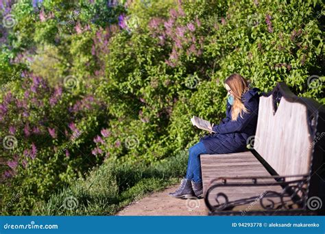 Fille Lisant Un Livre En Parc Sur Le Banc Photo Stock Image Du Campus