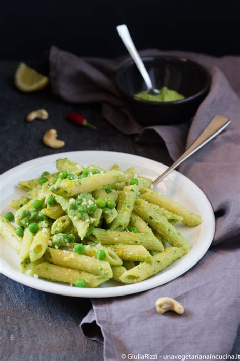 Pasta Al Pesto Di Foglie Di Cavolo Rapa E Anacardi