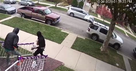 Armed robbers caught on camera in front of West Lawn home - CBS Chicago