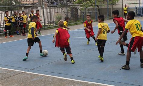 Escolinha de futebol pede doação de equipamentos esportivos para manter